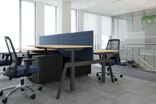 projekt nowoczesne biura z biurkami regulowanymi elektrycznie, oświetleniem akustycznym i panelami